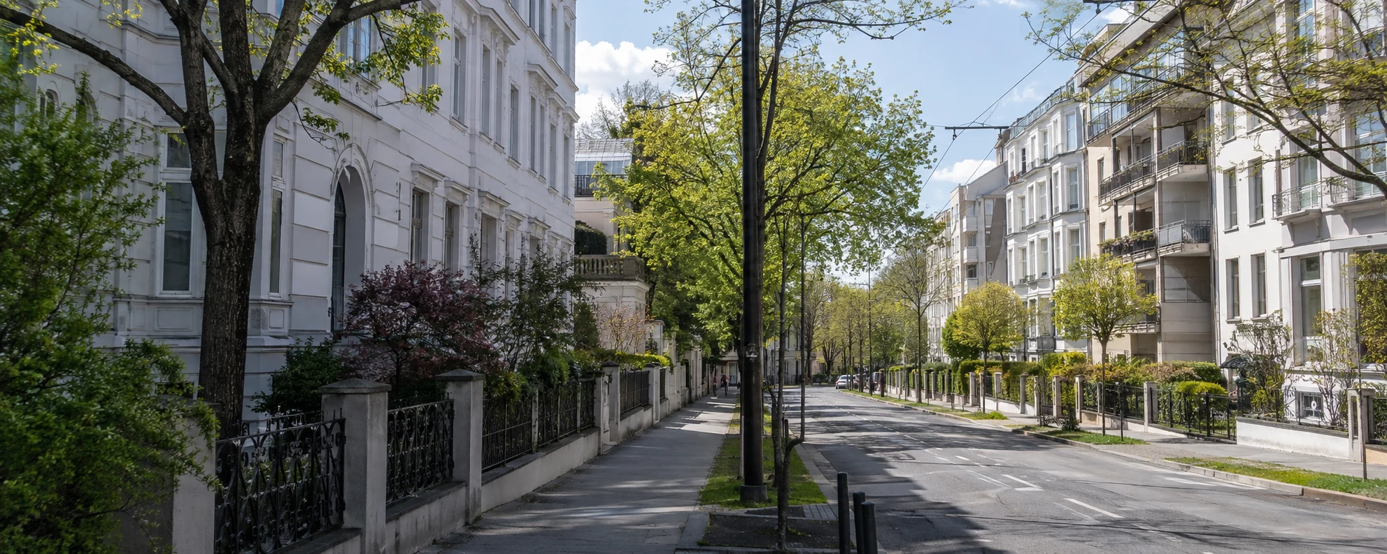 Helles Stadtviertel mit Wohnhäusern, Balkonen und Bäumen